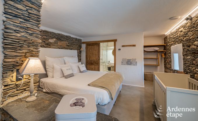 Ruime 18e-eeuwse boerderij in Wiltz voor 18 personen met 7 slaapkamers, jacuzzi en priv�tuin