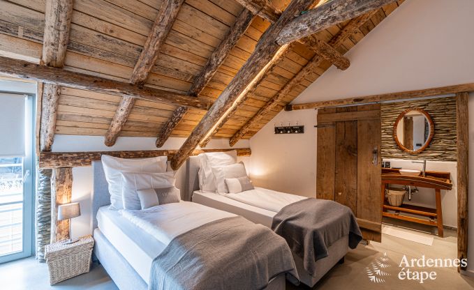 Ruime 18e-eeuwse boerderij in Wiltz voor 18 personen met 7 slaapkamers, jacuzzi en priv�tuin