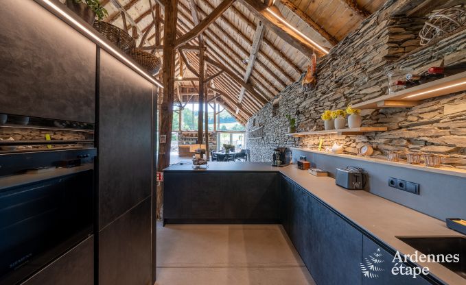 Ruime 18e-eeuwse boerderij in Wiltz voor 18 personen met 7 slaapkamers, jacuzzi en priv�tuin