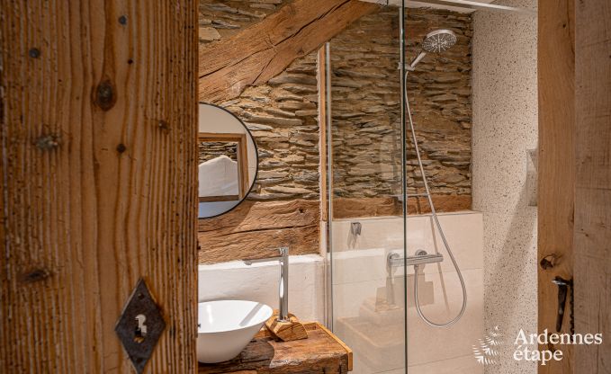 Ruime 18e-eeuwse boerderij in Wiltz voor 18 personen met 7 slaapkamers, jacuzzi en priv�tuin