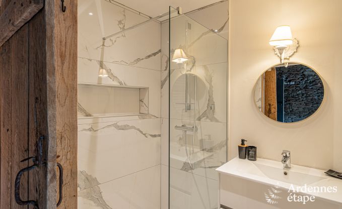 Ruime 18e-eeuwse boerderij in Wiltz voor 18 personen met 7 slaapkamers, jacuzzi en priv�tuin