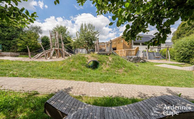 Ruime 18e-eeuwse boerderij in Wiltz voor 18 personen met 7 slaapkamers, jacuzzi en priv�tuin