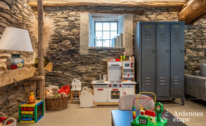 Ruime 18e-eeuwse boerderij in Wiltz voor 18 personen met 7 slaapkamers, jacuzzi en priv�tuin