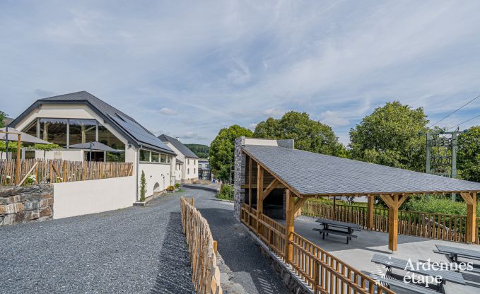 Ruime 18e-eeuwse boerderij in Wiltz voor 18 personen met 7 slaapkamers, jacuzzi en priv�tuin