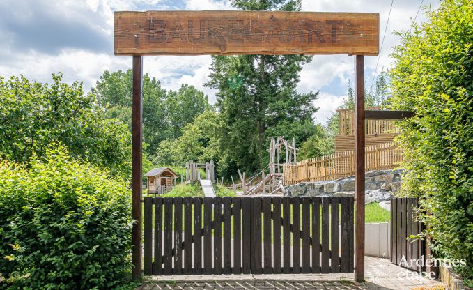 Ruime 18e-eeuwse boerderij in Wiltz voor 18 personen met 7 slaapkamers, jacuzzi en priv�tuin