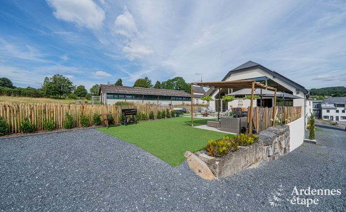 Ruime 18e-eeuwse boerderij in Wiltz voor 18 personen met 7 slaapkamers, jacuzzi en priv�tuin