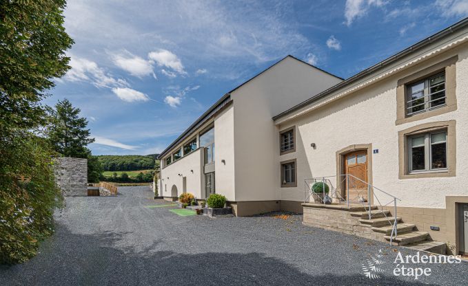 Ruime 18e-eeuwse boerderij in Wiltz voor 18 personen met 7 slaapkamers, jacuzzi en priv�tuin