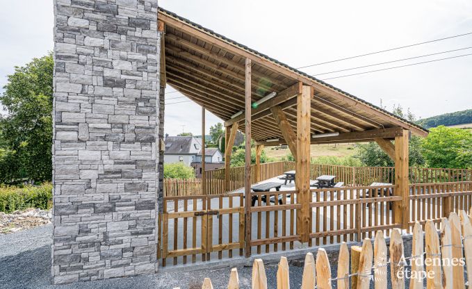 Ruime 18e-eeuwse boerderij in Wiltz voor 18 personen met 7 slaapkamers, jacuzzi en priv�tuin