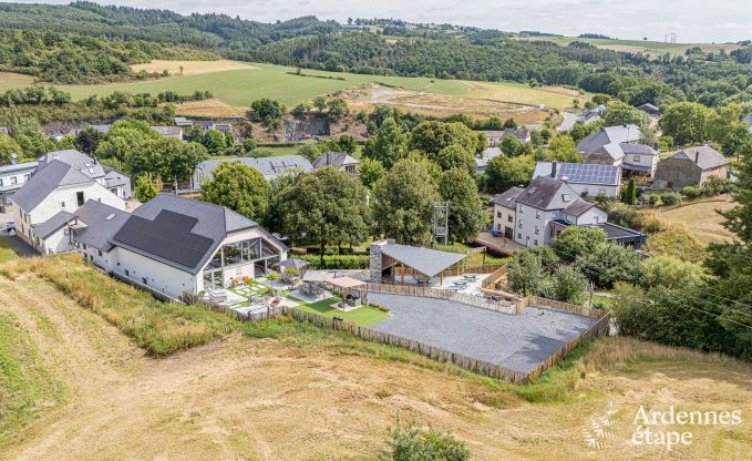 Ruime 18e-eeuwse boerderij in Wiltz voor 18 personen met 7 slaapkamers, jacuzzi en priv�tuin